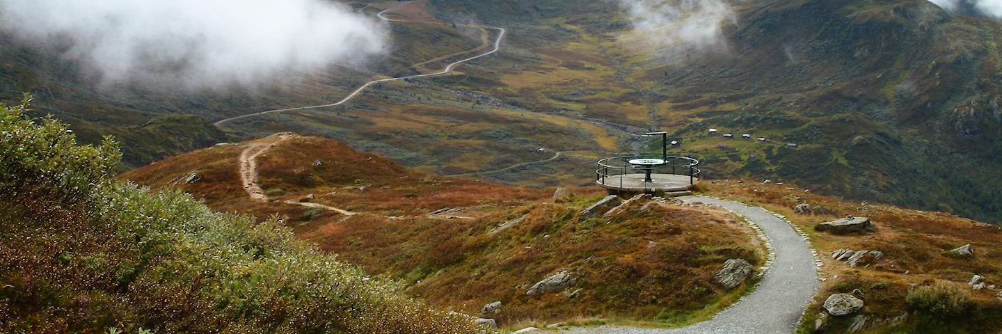 Frå Nedre Oscarshaug har du flott utsikt over fjellheimen. 