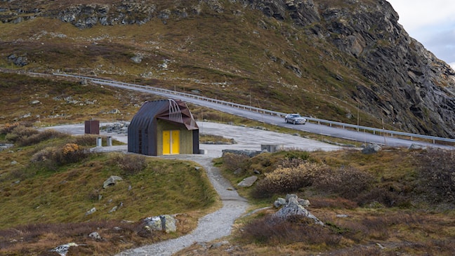 Oscarshaug er ein flott stoppestad langs Nasjonal turistveg Sognefjellet. Den renoverte rasteplassen byr på storslått utsikt mot fjella Hurrungane med mellom anna Store Skagastølstind.