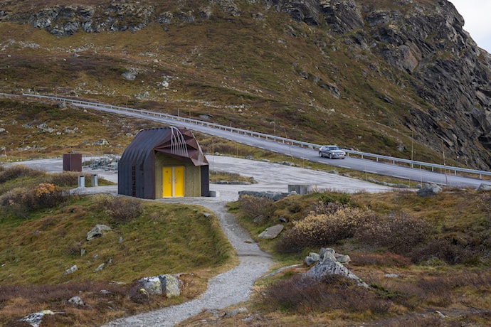 Oscarshaug er ein flott stoppestad langs Nasjonal turistveg Sognefjellet. Den renoverte rasteplassen byr på storslått utsikt mot fjella Hurrungane med mellom anna Store Skagastølstind.