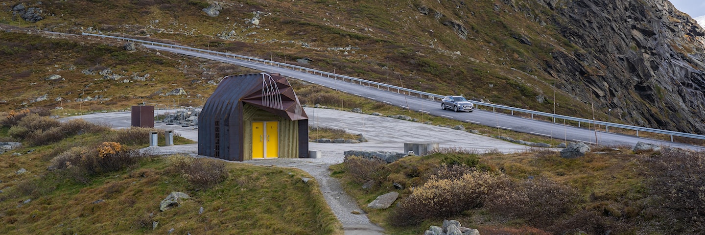 Oscarshaug er ein flott stoppestad langs Nasjonal turistveg Sognefjellet. Den renoverte rasteplassen byr på storslått utsikt mot fjella Hurrungane med mellom anna Store Skagastølstind.