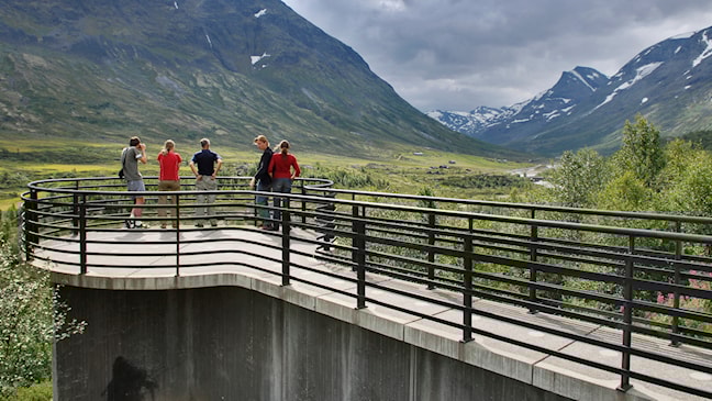 Utsiktspunktet Vegaskjelet i Leirdalen i Lom. Her er det fritt innsyn mot sentrale deler av Jotunheimen.