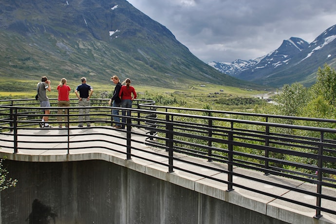 Utsiktspunktet Vegaskjelet i Leirdalen i Lom. Her er det fritt innsyn mot sentrale deler av Jotunheimen.