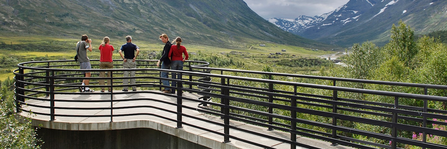 Utsiktspunktet Vegaskjelet i Leirdalen i Lom. Her er det fritt innsyn mot sentrale deler av Jotunheimen.