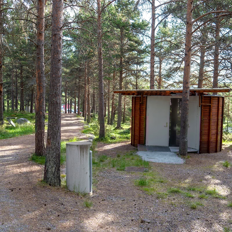 Toalettbygg i skogen.