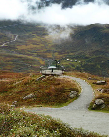 Frå Nedre Oscarshaug har du flott utsikt over fjellheimen. 