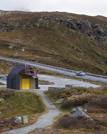 Oscarshaug er ein flott stoppestad langs Nasjonal turistveg Sognefjellet. Den renoverte rasteplassen byr på storslått utsikt mot fjella Hurrungane med mellom anna Store Skagastølstind.