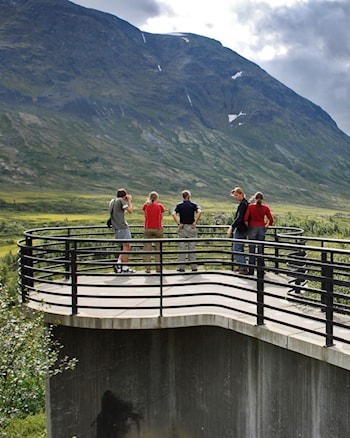 Utsiktspunktet Vegaskjelet i Leirdalen i Lom. Her er det fritt innsyn mot sentrale deler av Jotunheimen.
