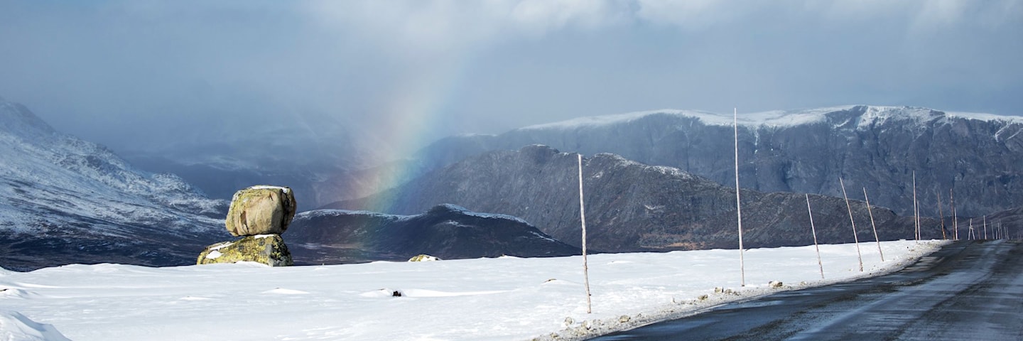 Kunstinstallasjonen Rock On Top On Another Rock ved vegen.