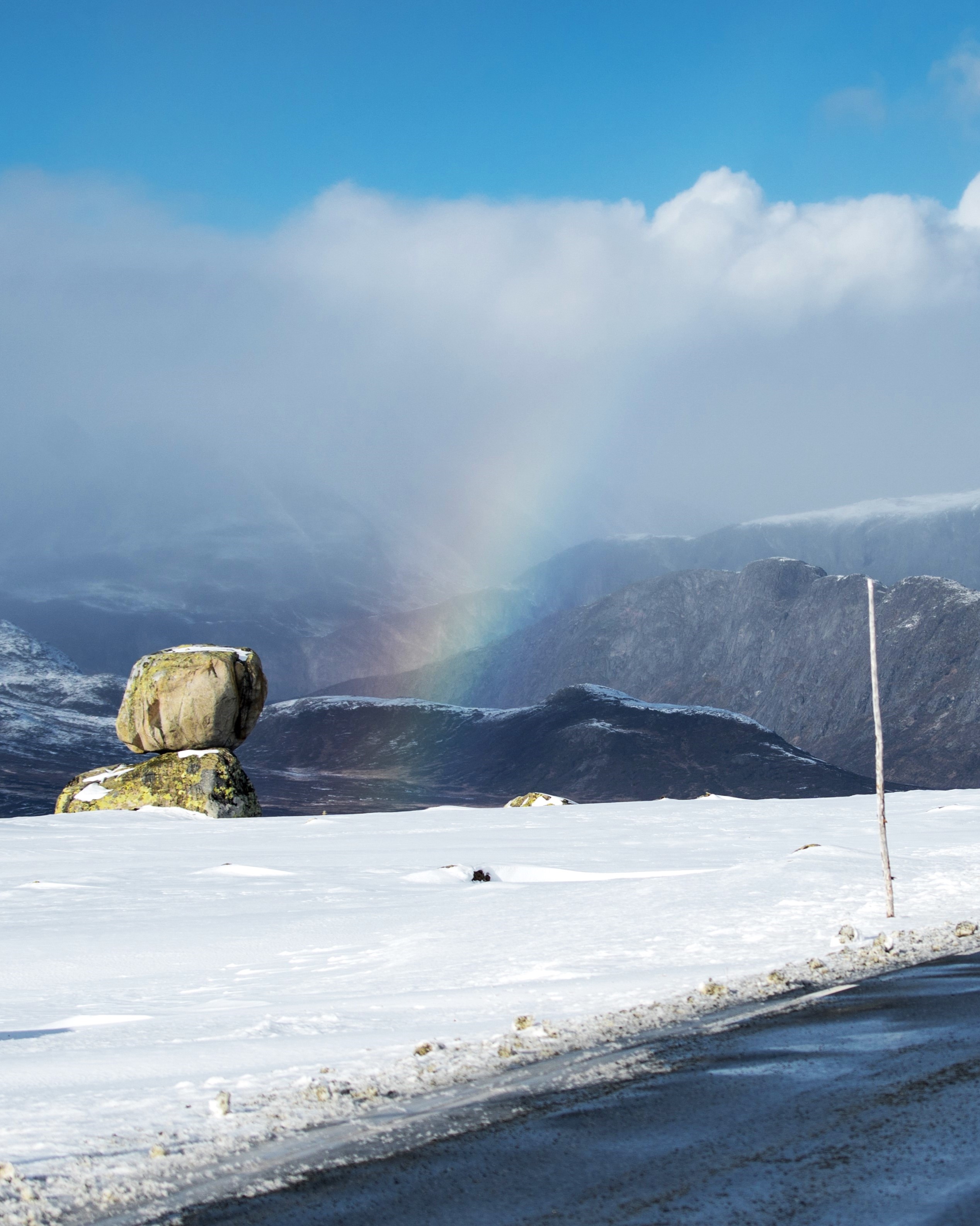 Kunstinstallasjonen Rock On Top On Another Rock ved vegen.