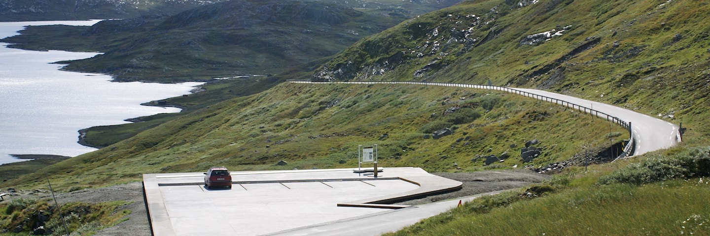 Frå utsiktsplassen Rjupa er det flott utsyn mot Vinstre (Vinstervatnet).