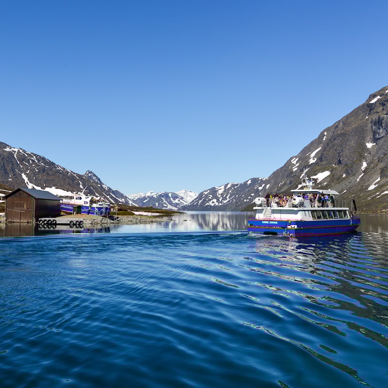Gjendebåten ute på innsjøen Gjende.