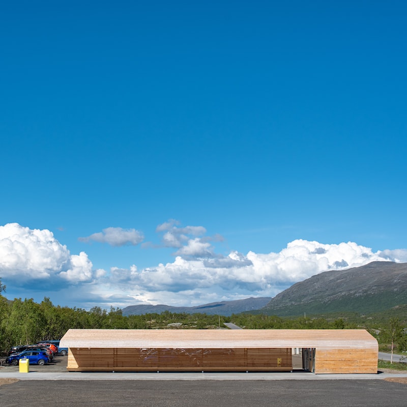 Servicehus i tre på Reinsvangen.