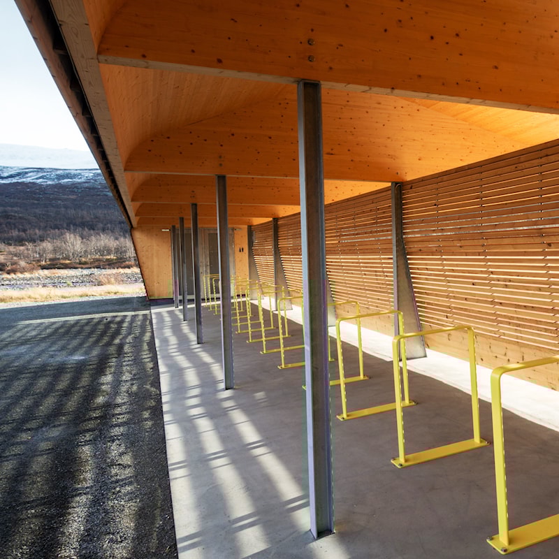 Sykkelparkering under tak.