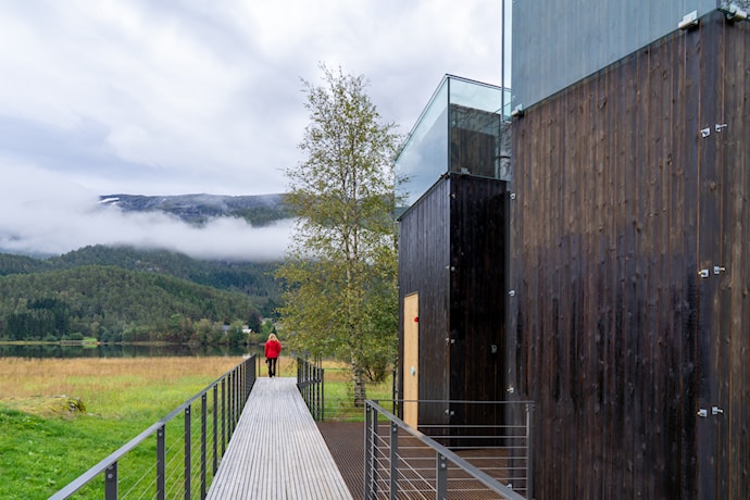 Hestad ved Gaularvassdraget langs Nasjonal turistveg Gaularfjellet. Ny rasteplass med servicebygg, ferdigstilt september 2021.