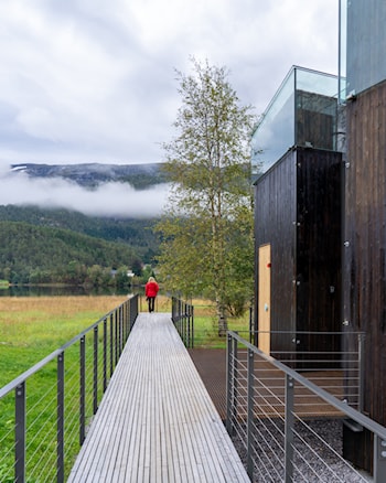 Hestad ved Gaularvassdraget langs Nasjonal turistveg Gaularfjellet. Ny rasteplass med servicebygg, ferdigstilt september 2021.