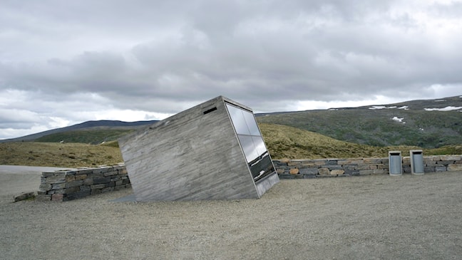 Flotane rasteplass. Den ene veggen på toalettet er dekket av solcellepanel som gir strøm til drift av huset.