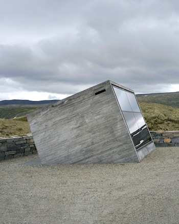 Flotane rasteplass. Den ene veggen på toalettet er dekket av solcellepanel som gir strøm til drift av huset.