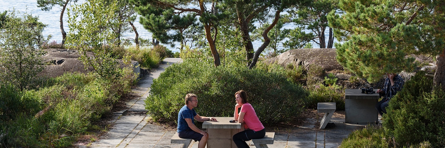 Hereiane rasteplass ved Hardangerfjorden, Nasjonal turistveg Hardanger, fylkesveg 550 i Jondal.