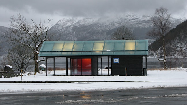 Toalettbygget i vinterlandskap.