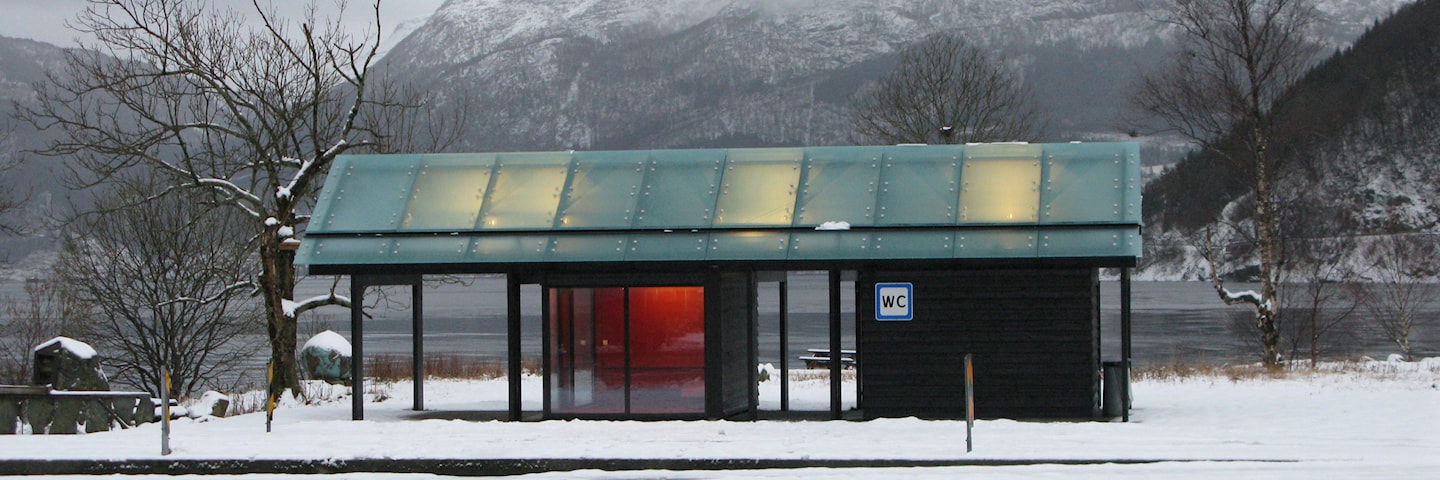 Toalettbygget i vinterlandskap.