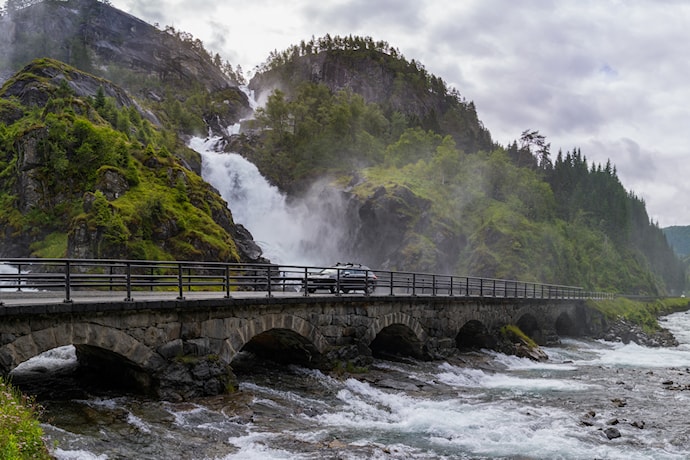Låtefossen ved Odda, en av de kjente naturattraksjonene langs riksveg 13.