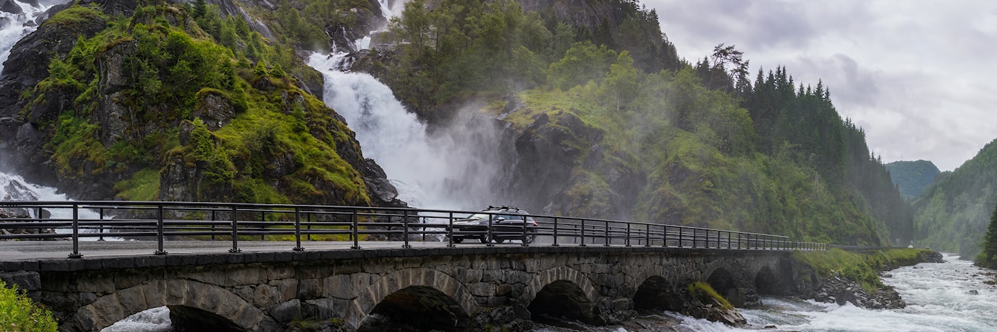 Låtefossen ved Odda, en av de kjente naturattraksjonene langs riksveg 13.