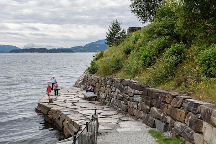 Steinstøberget rasteplass ved Hardangerfjorden. 