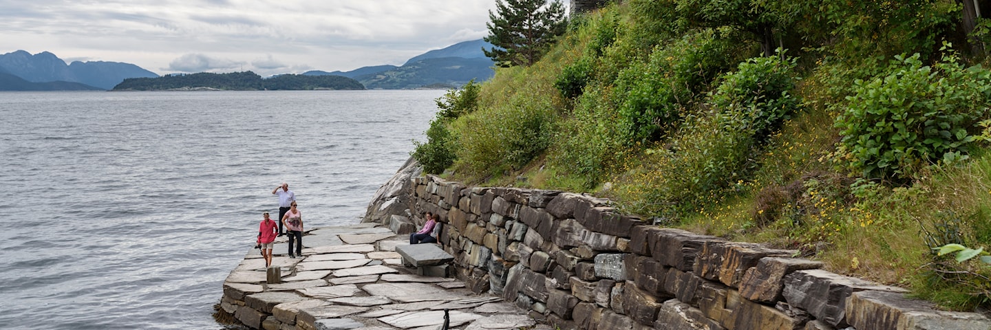 Steinstøberget rasteplass ved Hardangerfjorden. 