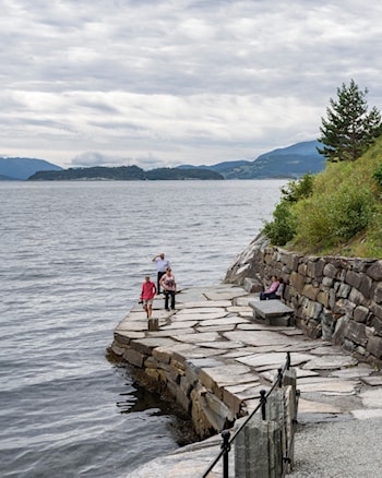 Steinstøberget rasteplass ved Hardangerfjorden. 