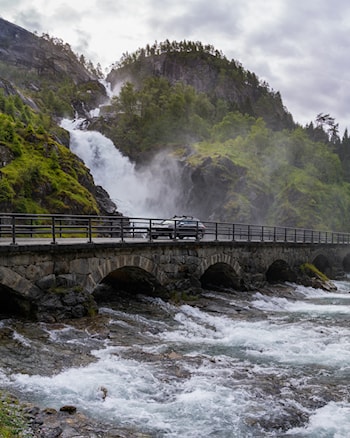 Låtefossen ved Odda, en av de kjente naturattraksjonene langs riksveg 13.
