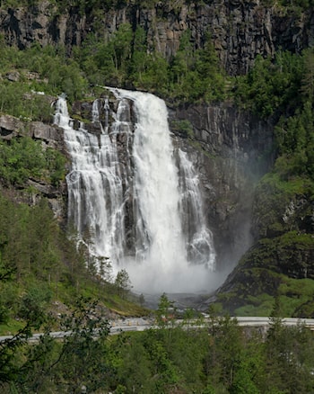 Skjervsfossen mellom Voss og Granvin. Foto: Jarle Wæhler, Statens vegvesen