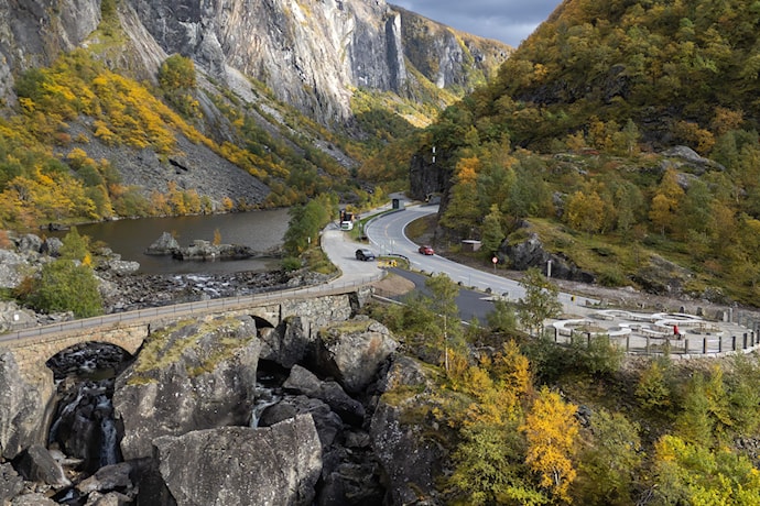 Oversiktsbilde av rasteplassen, riksveg 7 og Måbø bru.