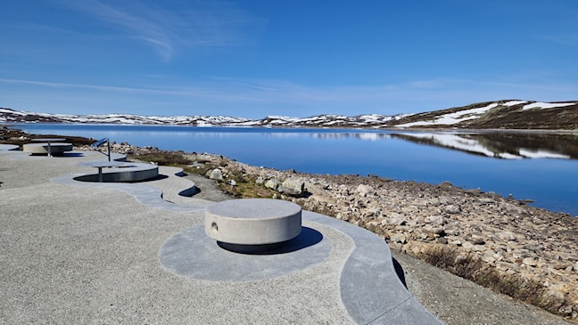 Rastemøbler i betong med utsikt til innsjøen Ørteren.