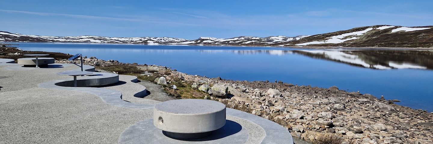 Rastemøbler i betong med utsikt til innsjøen Ørteren.