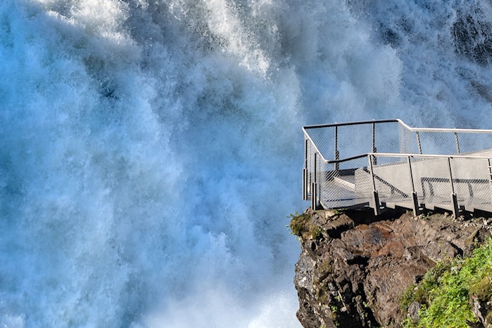 Utsiktspunkt tett på fossefallet.