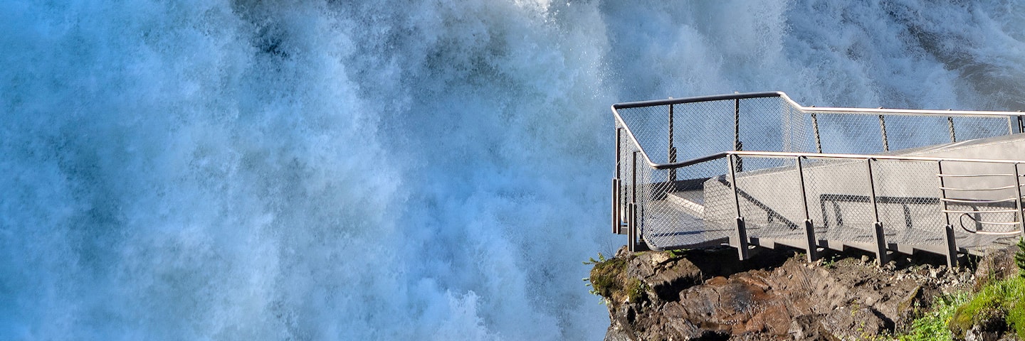 Utsiktspunkt tett på fossefallet.