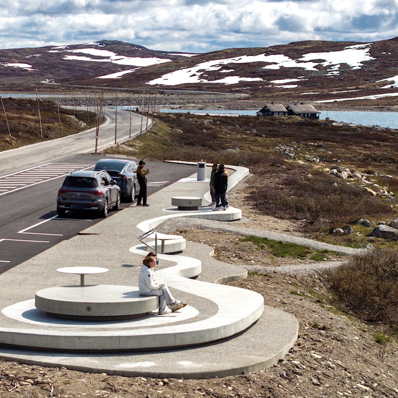 Biler kjører forbi rasteplassen Ørteren.