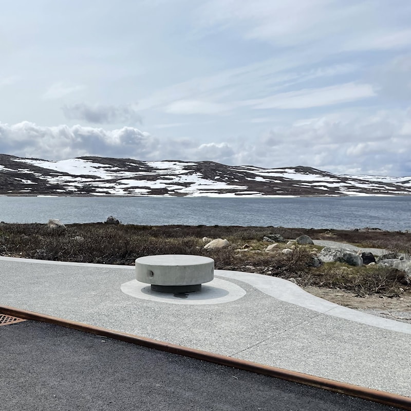 Rundt benk i betong.