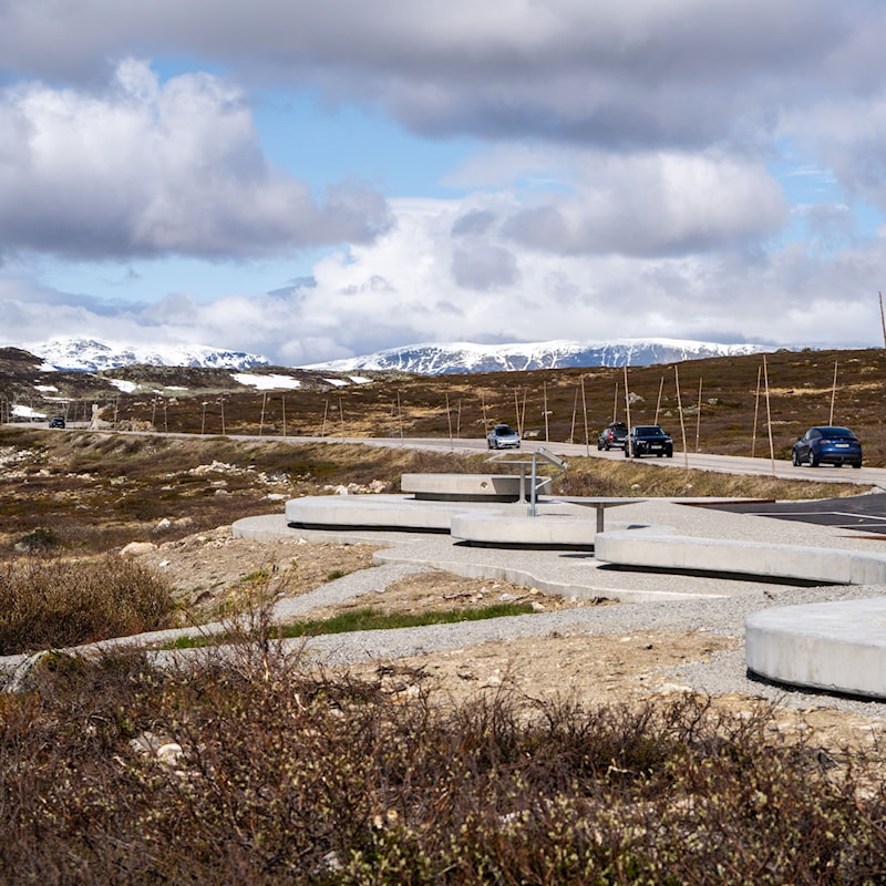 Rasteplass med bord og benker i betong.