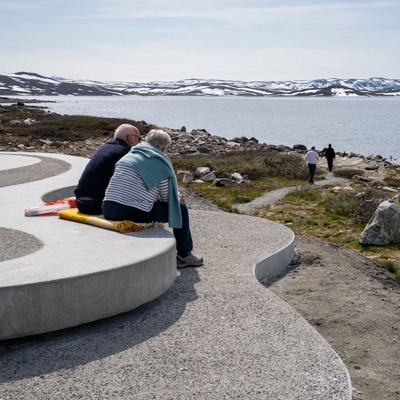 Foto av par som raster og er ut mot innsjøen Ørteren. 