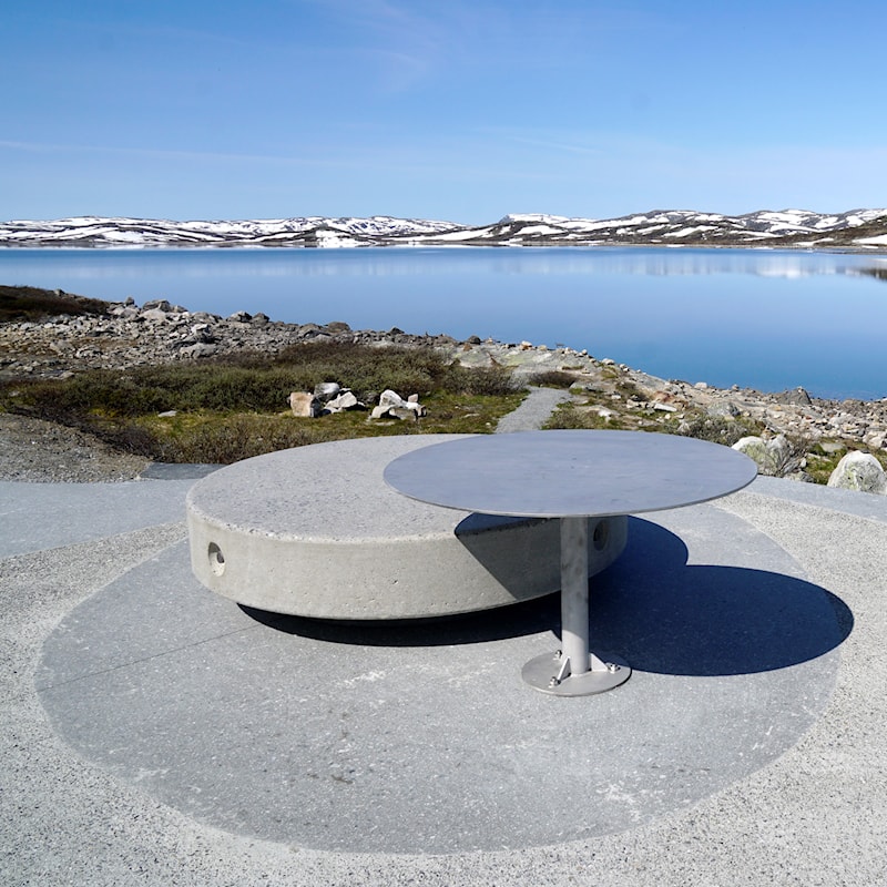  Rastebord og benk i betong.