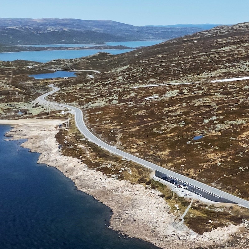 Luftfoto av rasteplassen ved vegen.