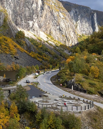 Oversiktsbilde av rasteplassen, riksveg 7 og Måbø bru.