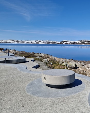 Rastemøbler i betong med utsikt til innsjøen Ørteren.