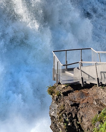 Utsiktspunkt tett på fossefallet.