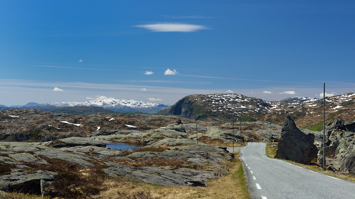 Vegen over fjellet svinger seg mellom  fjellknauser.