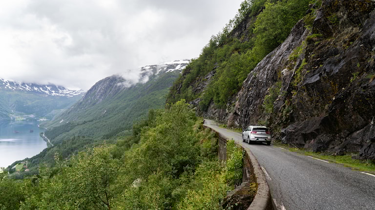 Smal veg med bratt fjell på begge sider.