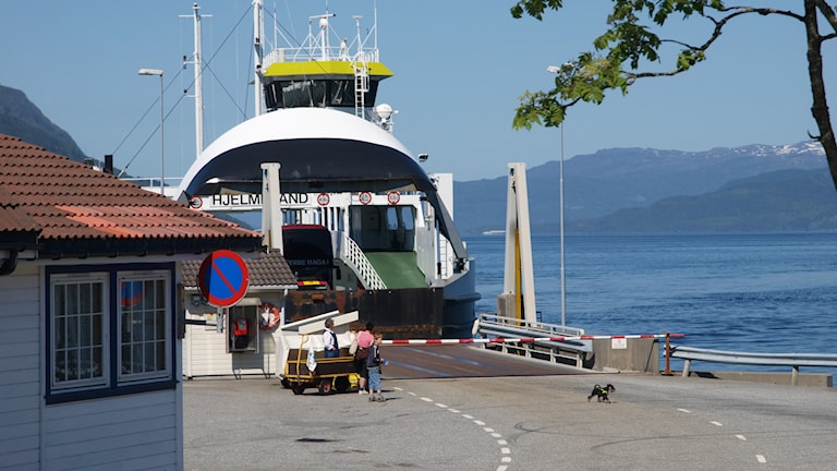 Ferja ligger til kai og har åpnet baugporten for neste tur.