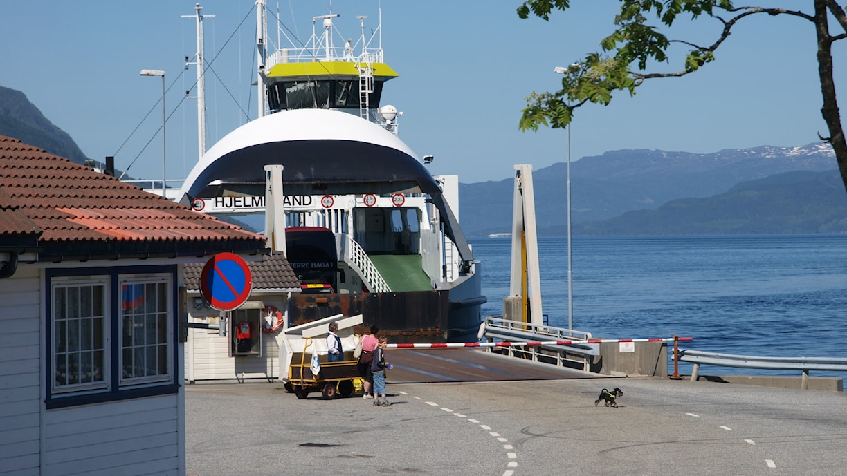 Ferja ligger til kai og har åpnet baugporten for neste tur.