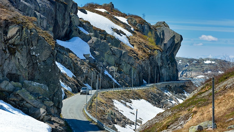 Svingete veg ved Svartavatnet. Bratte fjellsider henger over vegen.over vegen.